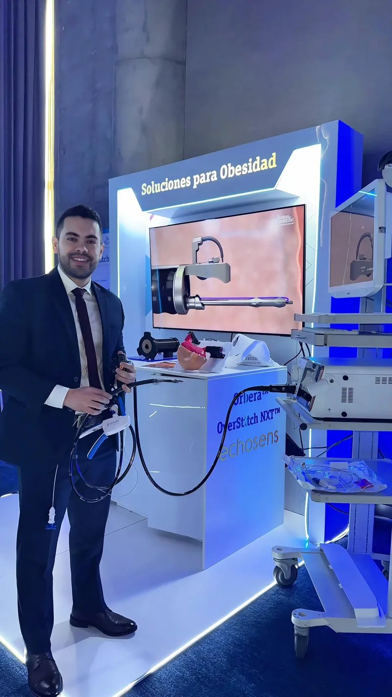 Dr. Sebastián Peinado con el equipo de sutura endoscópica