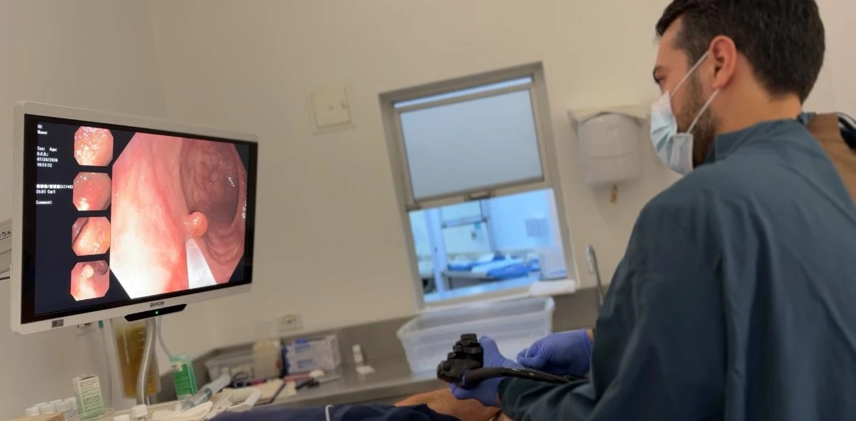 Dr. Sebastián Peinado en procedimiento endoscópico