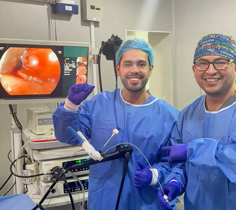 El Dr. Peinado en quirófano durante una gastroplastia endoscópica
