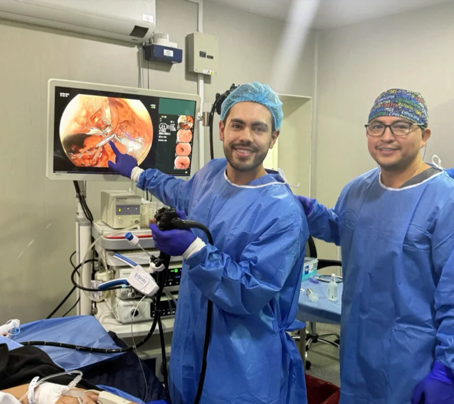 El Dr. Peinado con el equipo de sutura endoscópica
